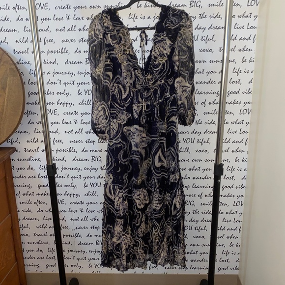 NEW Printer Johnson Long-Sleeve V-Neck Textured Midi Dress - Picture 8 of 9